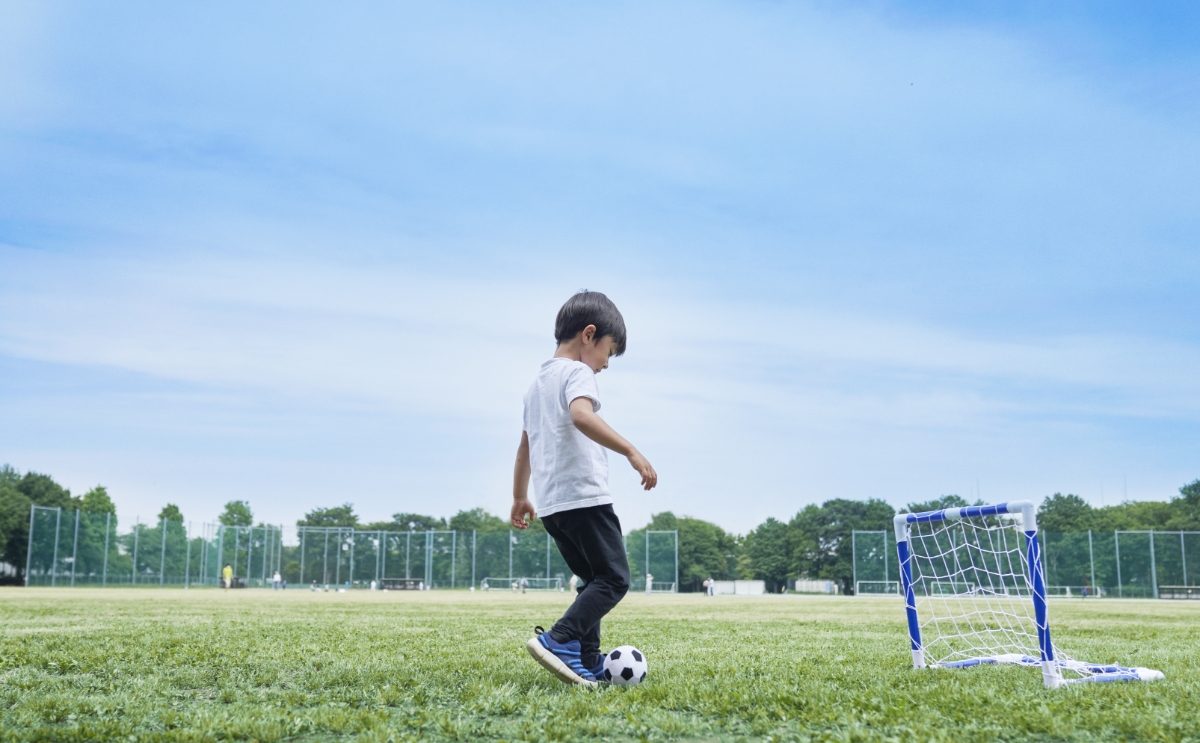 ミニサッカーゴールセットで遊ぶ様子